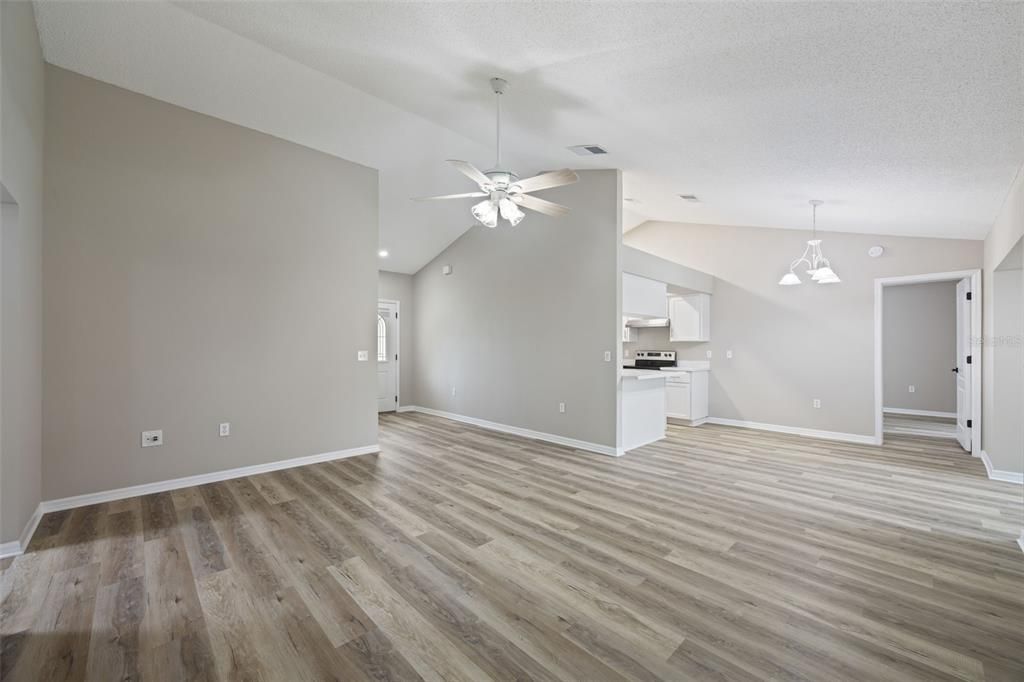 For Sale: $365,000 (3 beds, 2 baths, 1552 Square Feet)