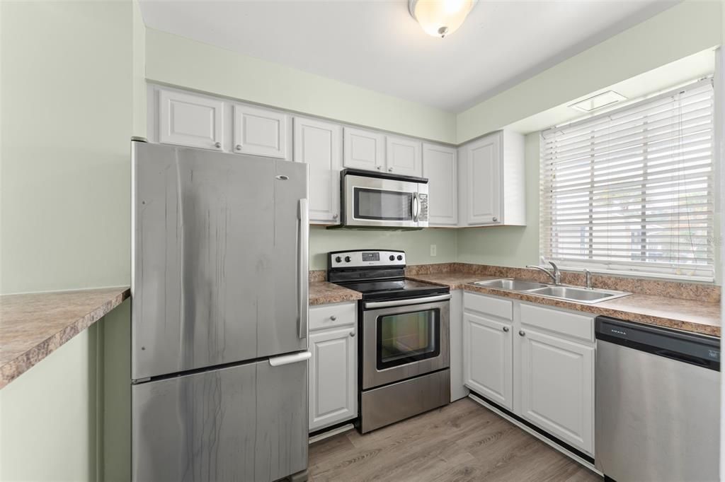 For Sale: $245,000 (2 beds, 2 baths, 913 Square Feet)
