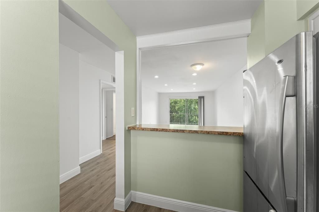 For Sale: $245,000 (2 beds, 2 baths, 913 Square Feet)