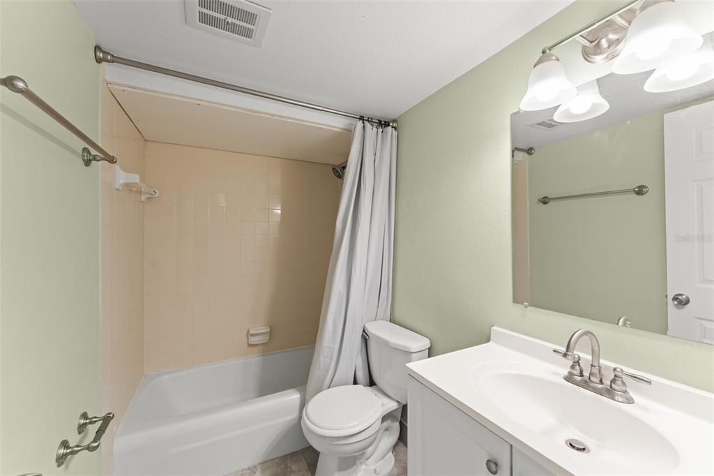 For Sale: $245,000 (2 beds, 2 baths, 913 Square Feet)
