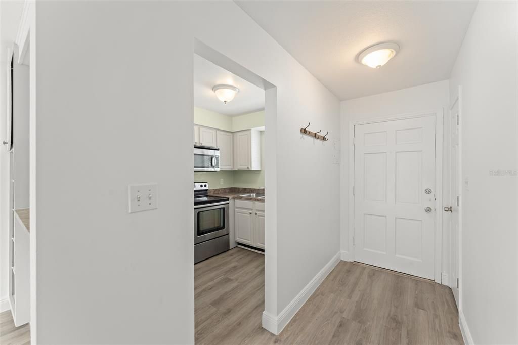 For Sale: $245,000 (2 beds, 2 baths, 913 Square Feet)