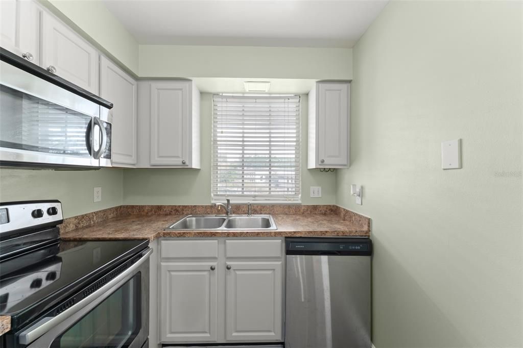For Sale: $245,000 (2 beds, 2 baths, 913 Square Feet)