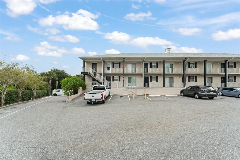 For Sale: $245,000 (2 beds, 2 baths, 913 Square Feet)