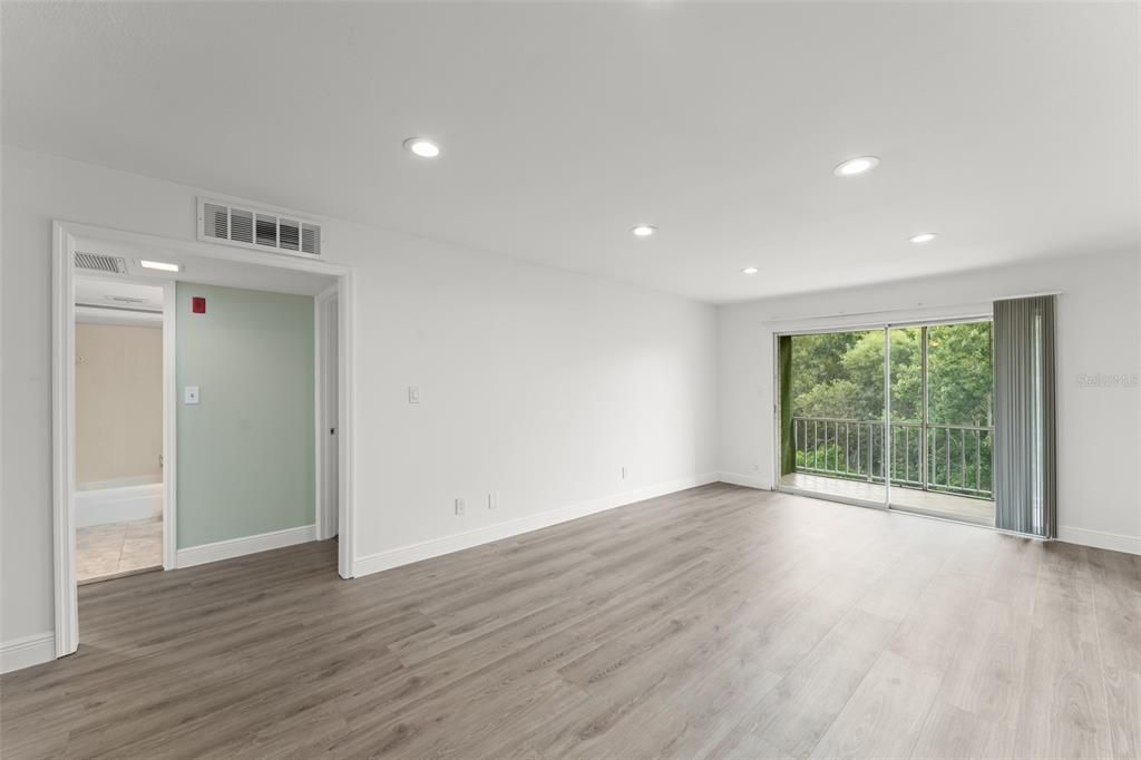 For Sale: $245,000 (2 beds, 2 baths, 913 Square Feet)
