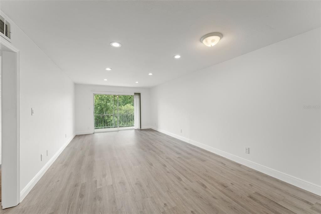 For Sale: $245,000 (2 beds, 2 baths, 913 Square Feet)