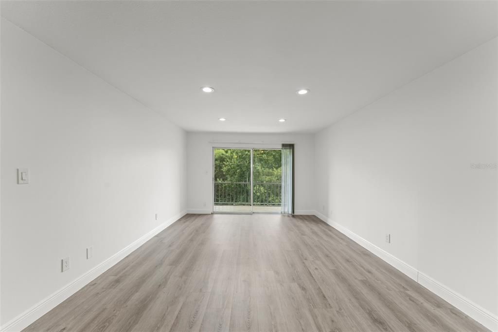 For Sale: $245,000 (2 beds, 2 baths, 913 Square Feet)
