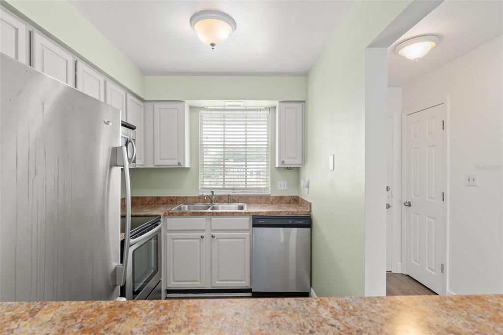 For Sale: $245,000 (2 beds, 2 baths, 913 Square Feet)