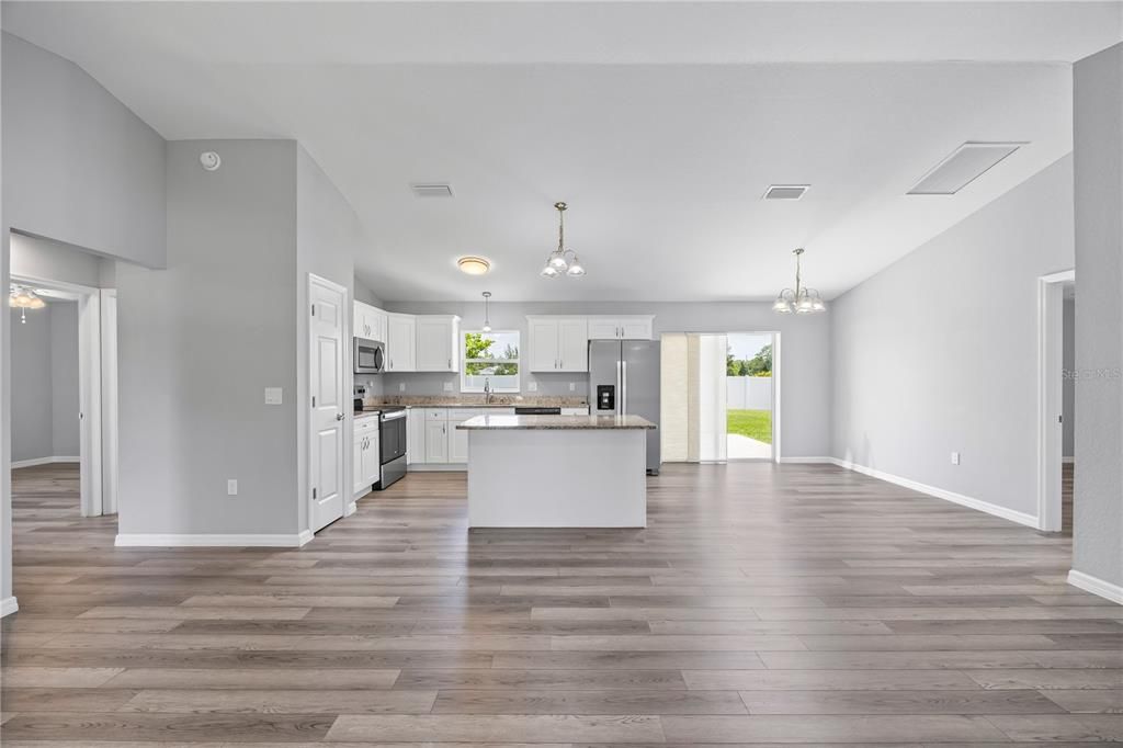 For Rent: $1,900 (3 beds, 2 baths, 1377 Square Feet)
