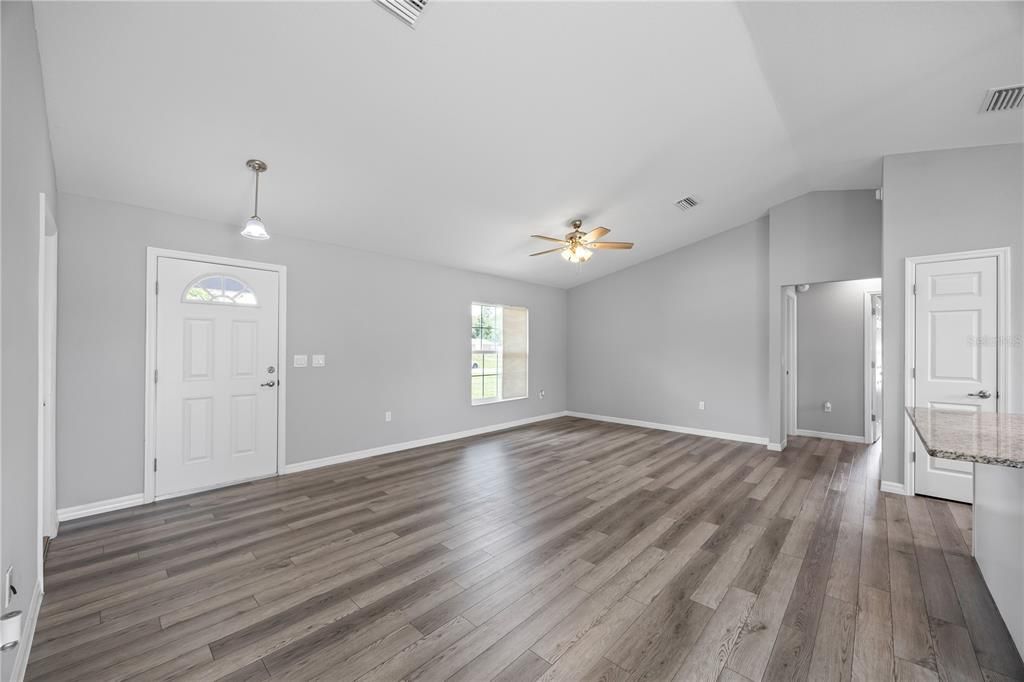 For Rent: $1,900 (3 beds, 2 baths, 1377 Square Feet)
