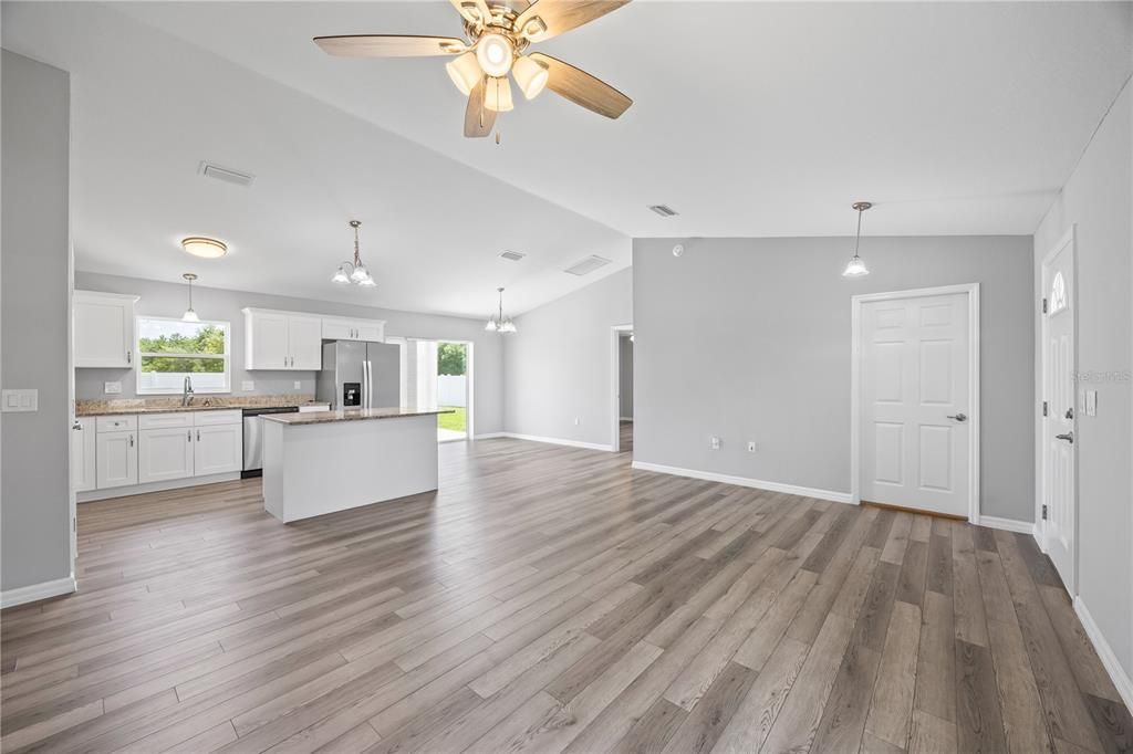For Rent: $1,900 (3 beds, 2 baths, 1377 Square Feet)