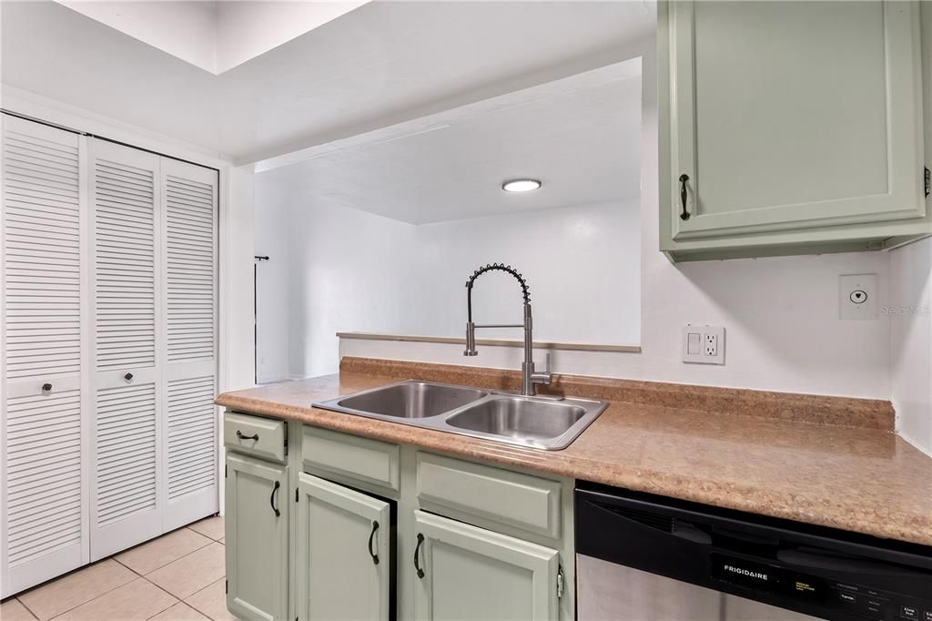 For Sale: $162,000 (2 beds, 2 baths, 1070 Square Feet)