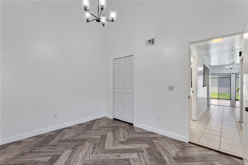 For Sale: $162,000 (2 beds, 2 baths, 1070 Square Feet)