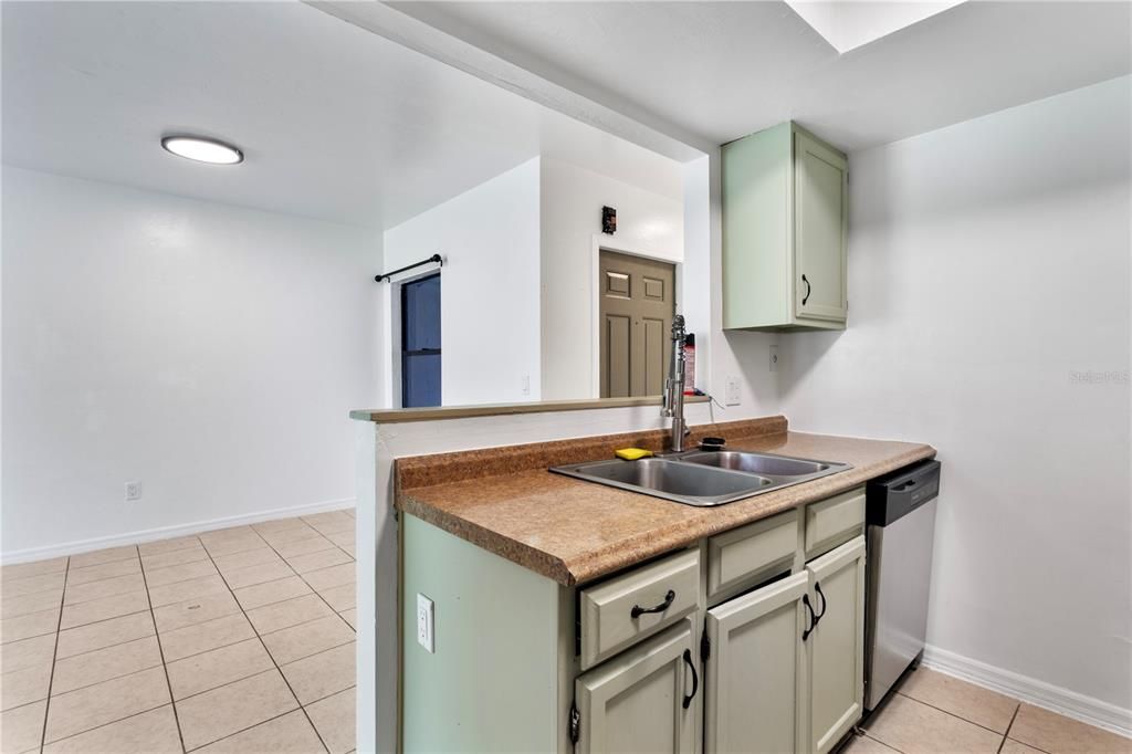 For Sale: $162,000 (2 beds, 2 baths, 1070 Square Feet)