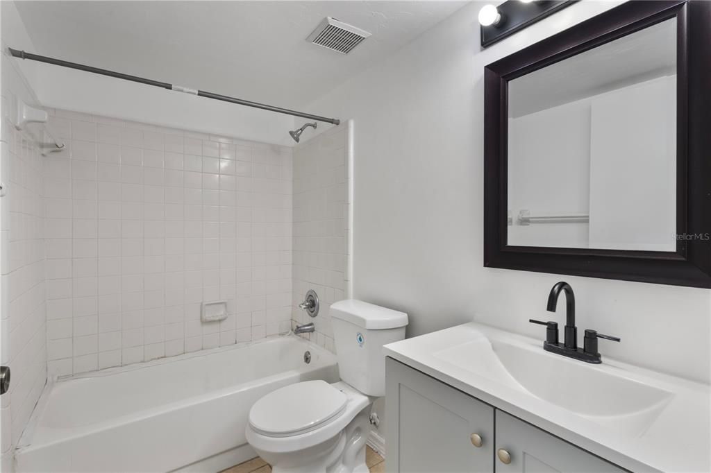 For Sale: $162,000 (2 beds, 2 baths, 1070 Square Feet)