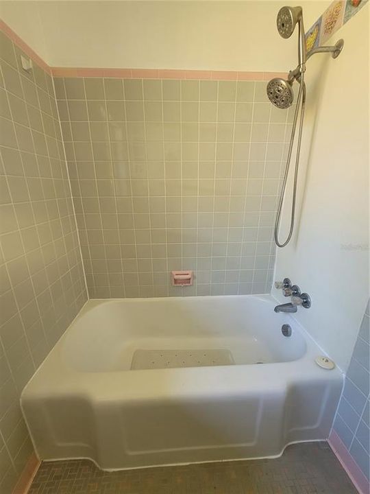 For Rent: $1,400 (2 beds, 1 baths, 997 Square Feet)