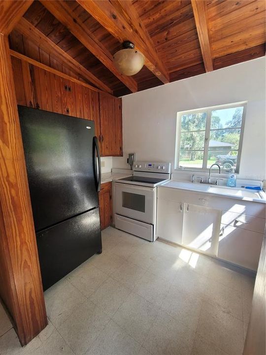 For Rent: $1,400 (2 beds, 1 baths, 997 Square Feet)