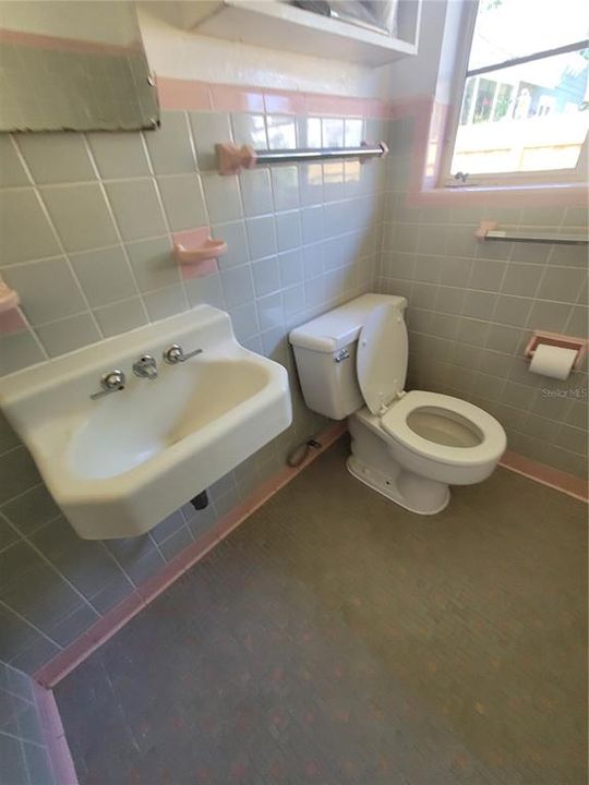 For Rent: $1,400 (2 beds, 1 baths, 997 Square Feet)