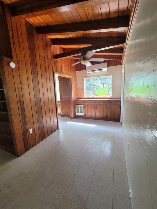 For Rent: $1,400 (2 beds, 1 baths, 997 Square Feet)