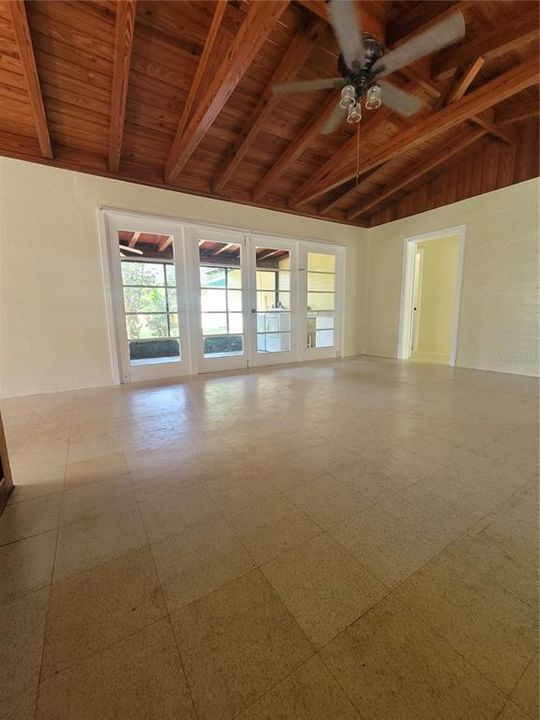 For Rent: $1,400 (2 beds, 1 baths, 997 Square Feet)