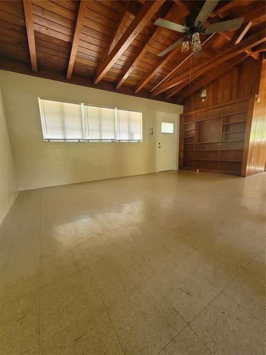 For Rent: $1,400 (2 beds, 1 baths, 997 Square Feet)