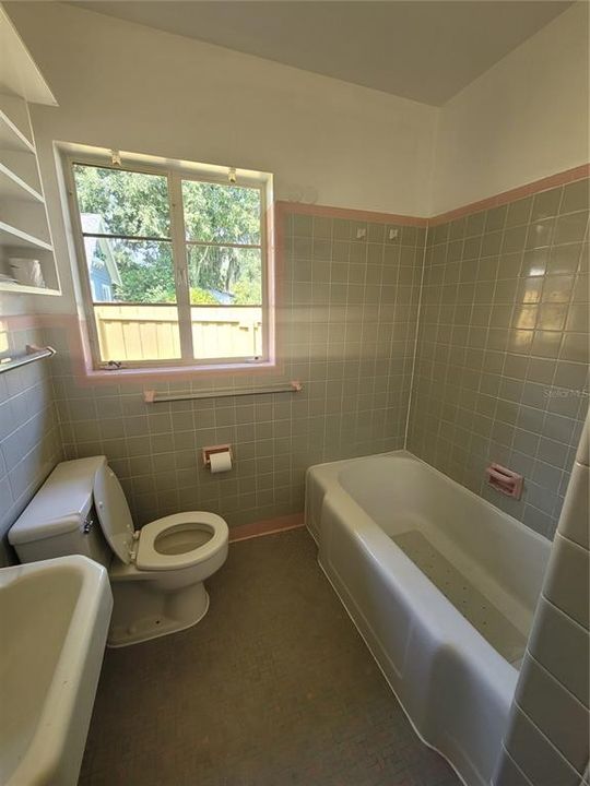 For Rent: $1,400 (2 beds, 1 baths, 997 Square Feet)
