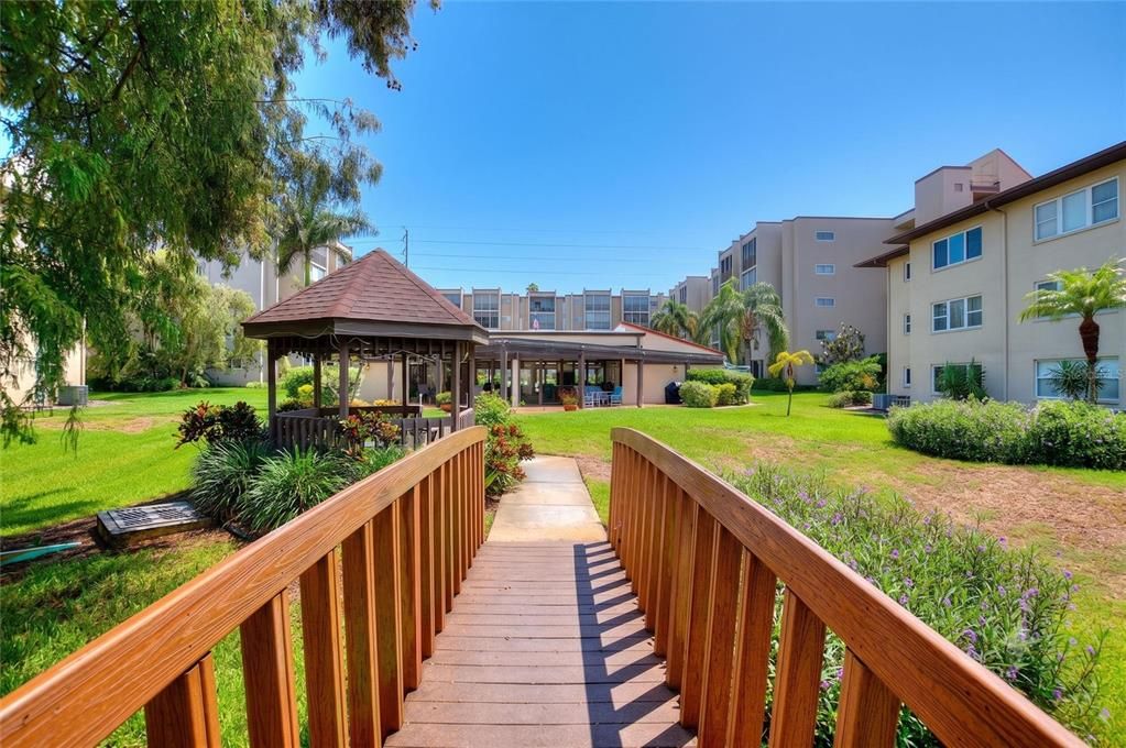 For Sale: $199,900 (2 beds, 2 baths, 1120 Square Feet)