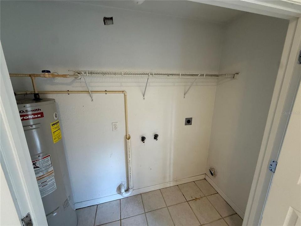 For Rent: $1,300 (2 beds, 2 baths, 2496 Square Feet)