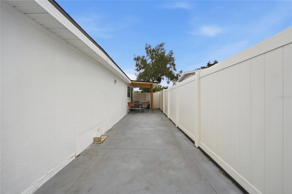 Active With Contract: $449,999 (4 beds, 3 baths, 1580 Square Feet)