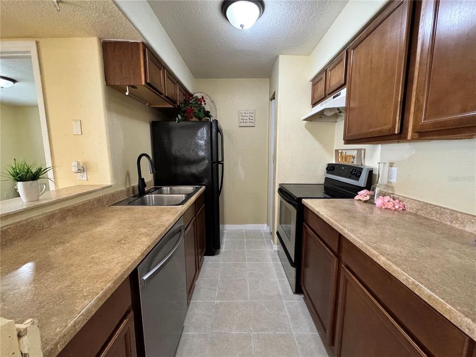 For Sale: $142,000 (2 beds, 2 baths, 918 Square Feet)