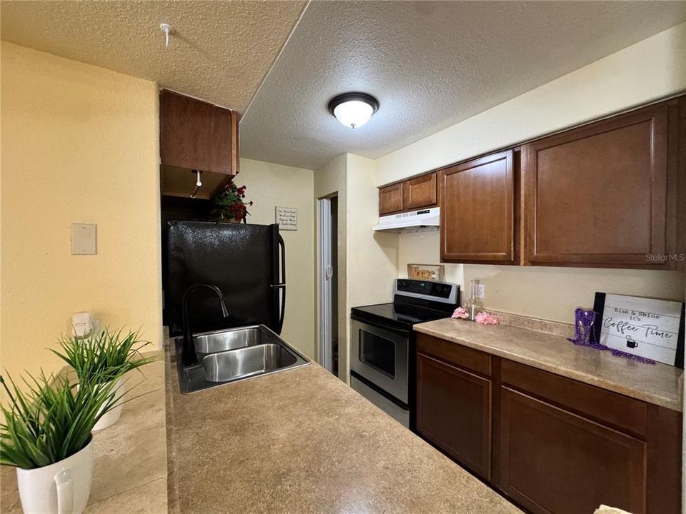 For Sale: $142,000 (2 beds, 2 baths, 918 Square Feet)
