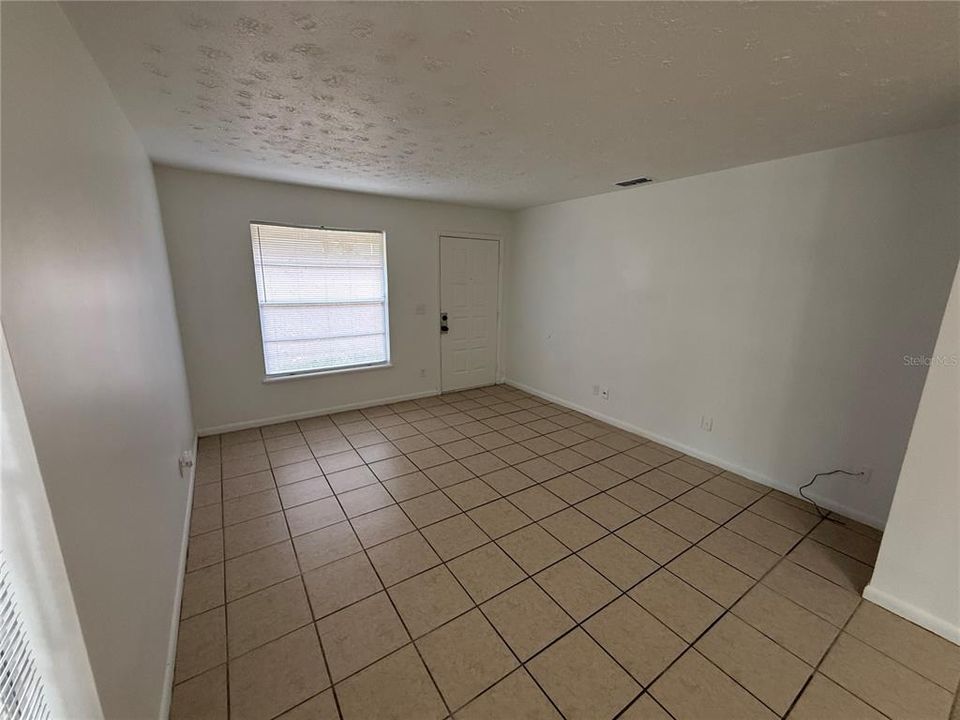 For Rent: $1,100 (2 beds, 1 baths, 1734 Square Feet)