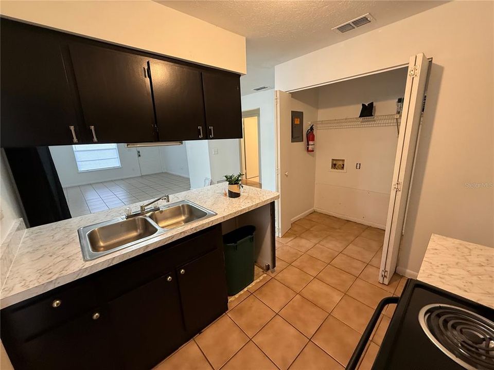 For Rent: $1,100 (2 beds, 1 baths, 1734 Square Feet)