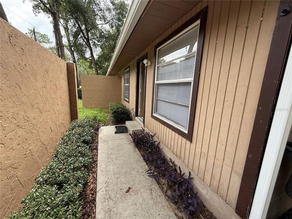 For Rent: $1,100 (2 beds, 1 baths, 1734 Square Feet)