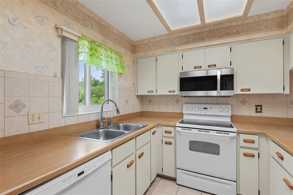 For Sale: $265,000 (3 beds, 2 baths, 1554 Square Feet)