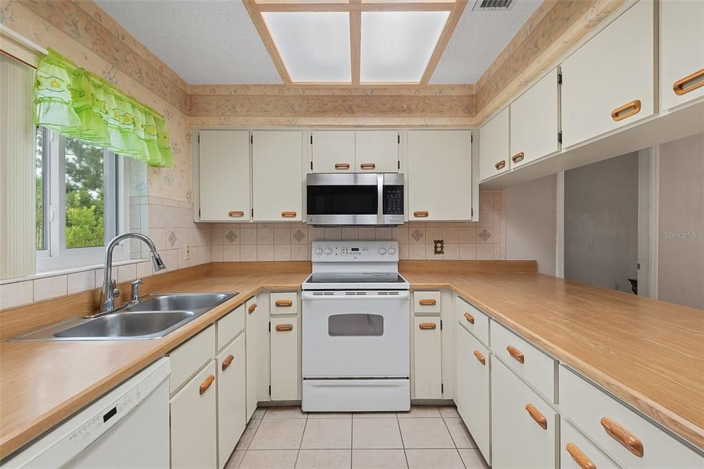 For Sale: $265,000 (3 beds, 2 baths, 1554 Square Feet)