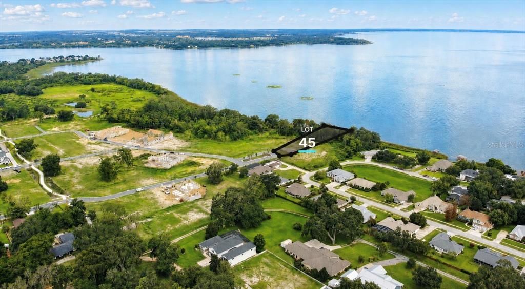 En Venta: $1,195,000 (0.82 acres)