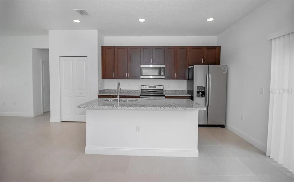 For Rent: $1,800 (4 beds, 2 baths, 1578 Square Feet)