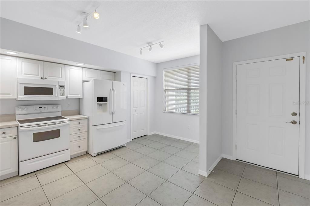For Rent: $2,200 (2 beds, 2 baths, 1324 Square Feet)