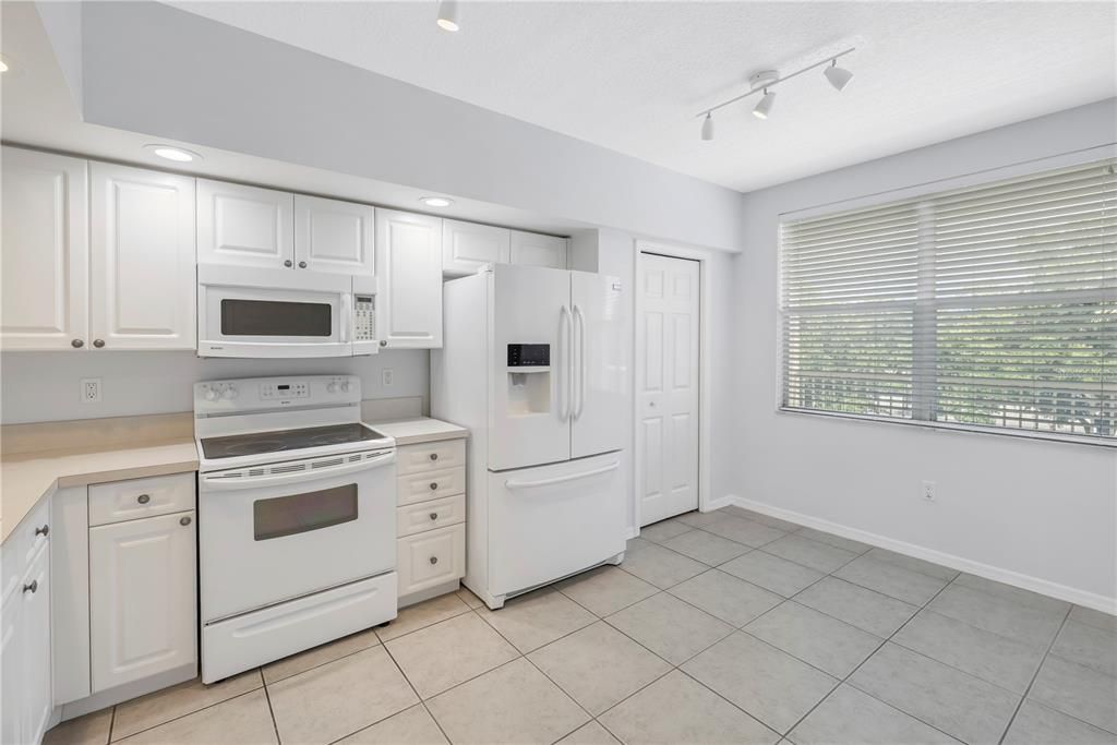 For Rent: $2,200 (2 beds, 2 baths, 1324 Square Feet)