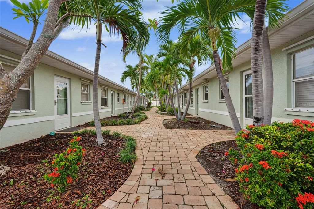 Active With Contract: $1,595 (1 beds, 1 baths, 573 Square Feet)