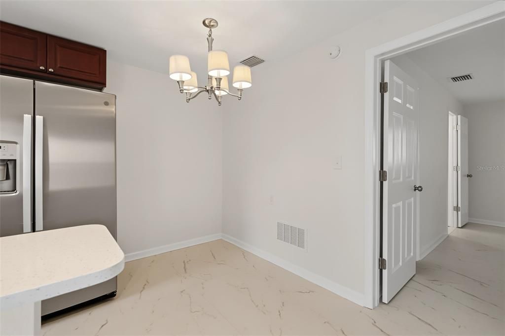 Active With Contract: $1,595 (1 beds, 1 baths, 573 Square Feet)