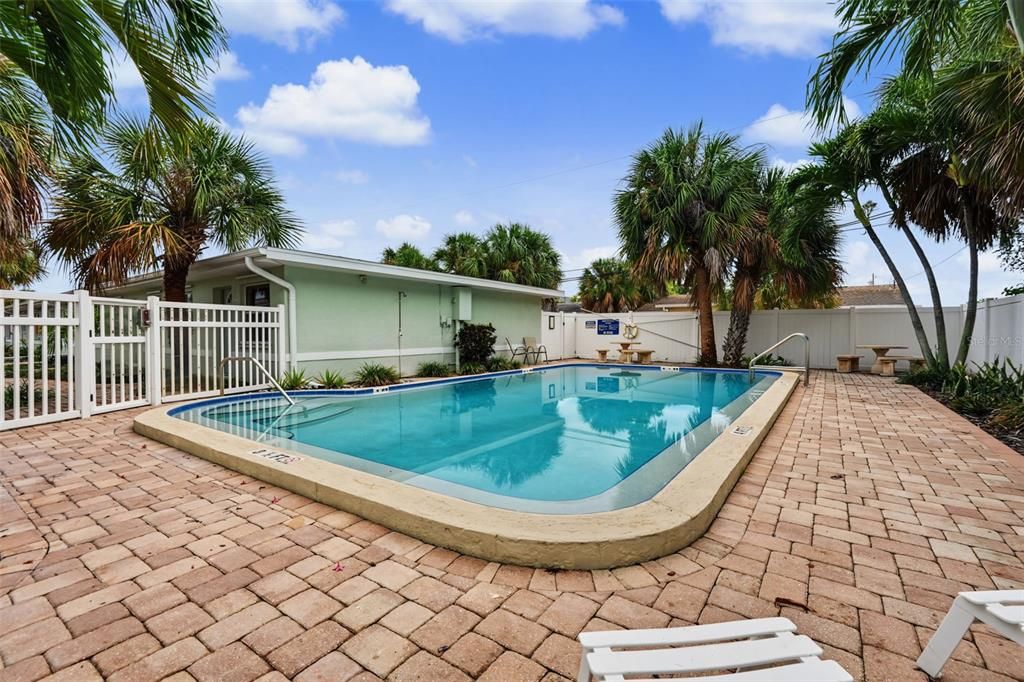 Active With Contract: $1,595 (1 beds, 1 baths, 573 Square Feet)
