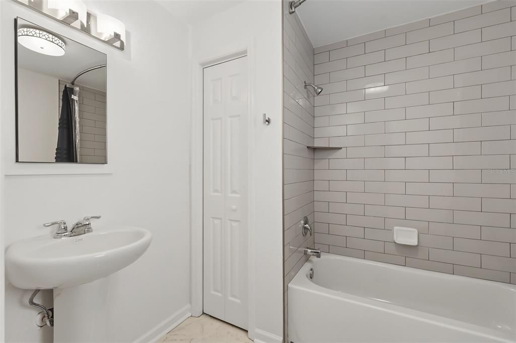 Active With Contract: $1,595 (1 beds, 1 baths, 573 Square Feet)