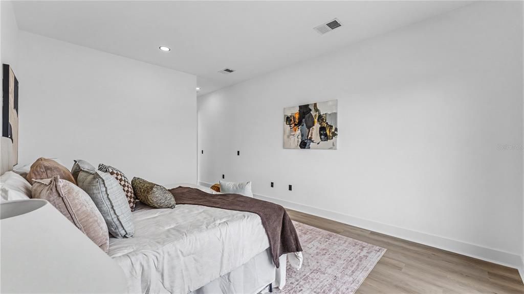 For Sale: $1,049,000 (5 beds, 5 baths, 3527 Square Feet)