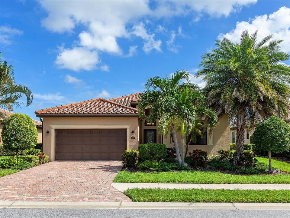 For Sale: $585,000 (3 beds, 3 baths, 2032 Square Feet)