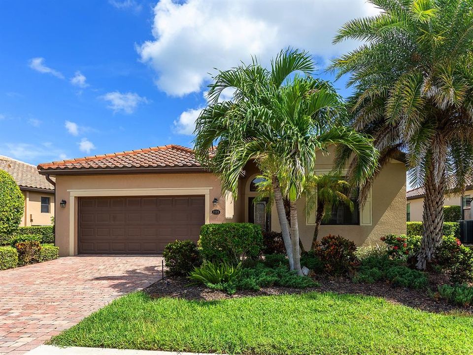 For Sale: $585,000 (3 beds, 3 baths, 2032 Square Feet)