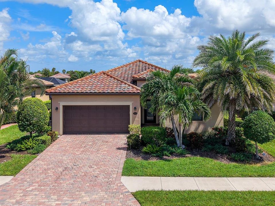 For Sale: $585,000 (3 beds, 3 baths, 2032 Square Feet)