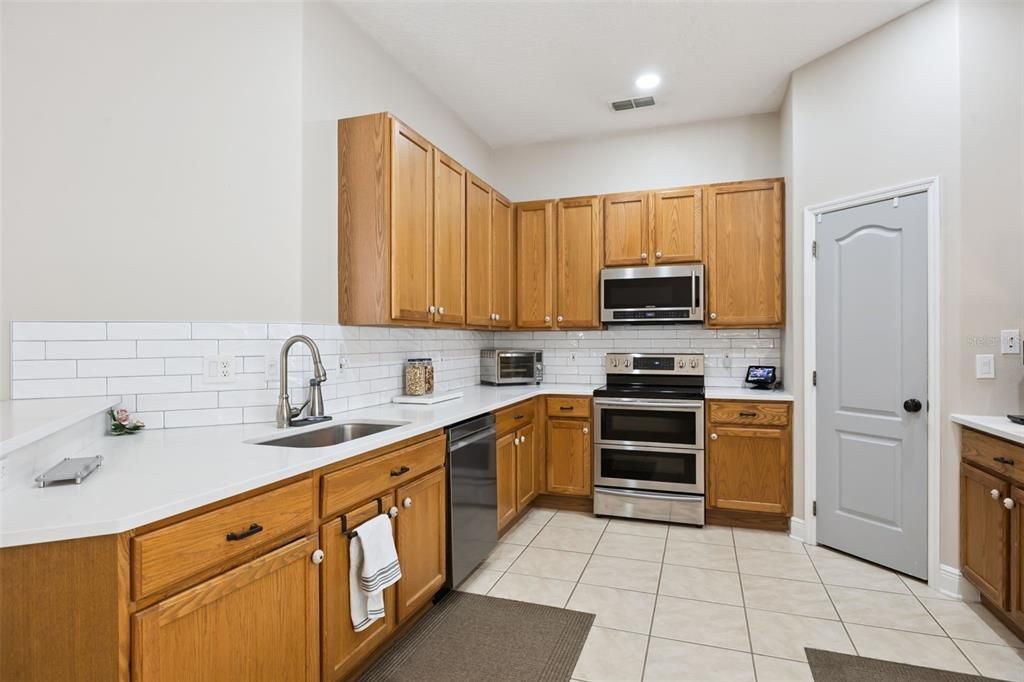 Activo con contrato: $675,000 (4 camas, 3 baños, 2286 Pies cuadrados)