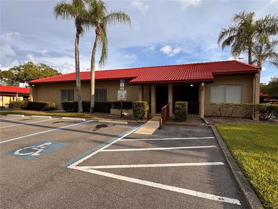 For Sale: $140,000 (1 beds, 1 baths, 644 Square Feet)