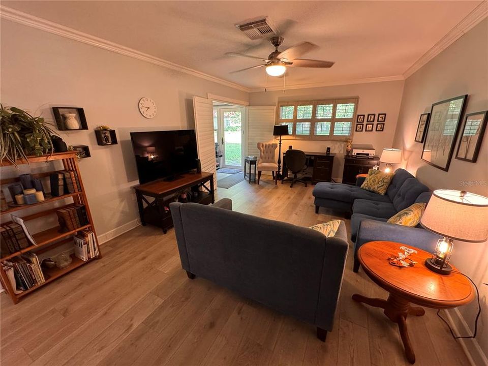 For Sale: $140,000 (1 beds, 1 baths, 644 Square Feet)